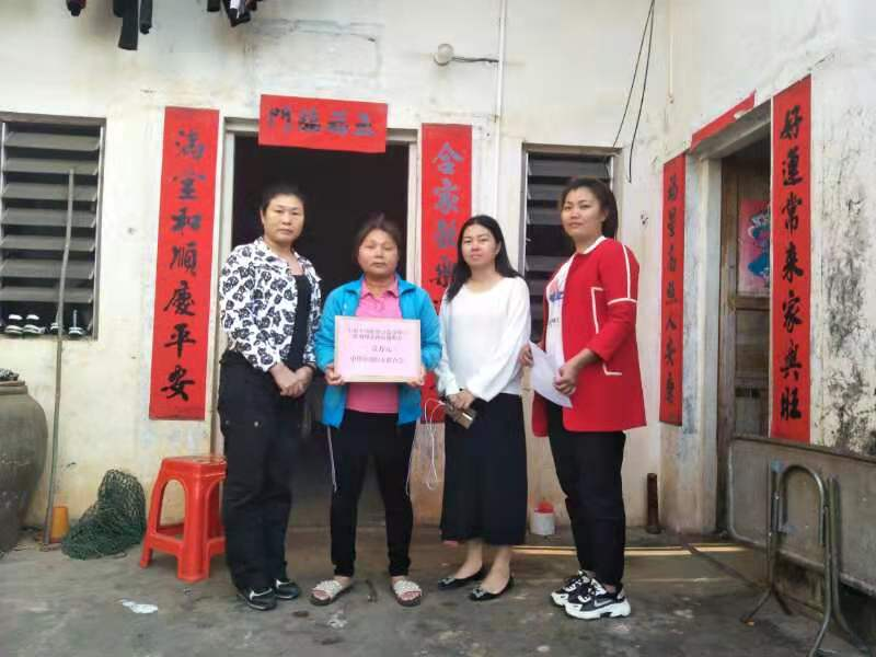 1縣婦聯(lián)副主席趙梅為樂(lè)民鎮(zhèn)程玉珍發(fā)放兩癌救助金.jpg