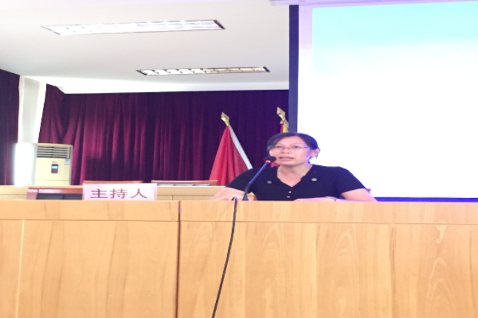 建新鎮(zhèn)婦聯主席鄭惠芳主持會議.jpg