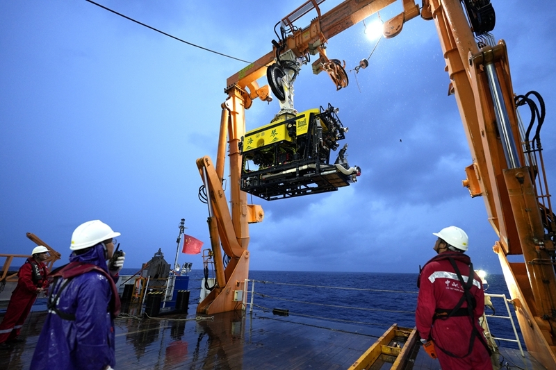 我國(guó)自主研制的6000米級(jí)深海無(wú)人遙控潛水器“海琴”號(hào)在南海成功海試