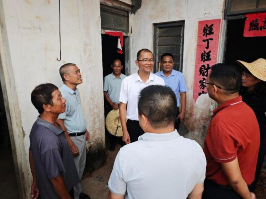 縣領導深入港門鎮督導分散供養特困老人的居住環境與生活保障工作