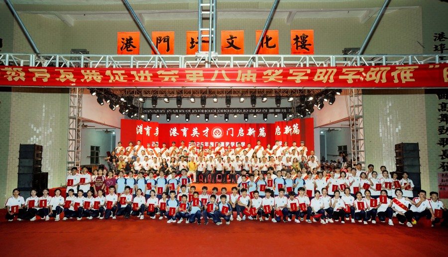 領導嘉賓和獲獎學子合影留念.JPG