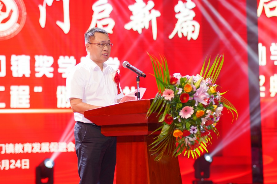 縣委常委、副縣長朱銳發表講話.JPG