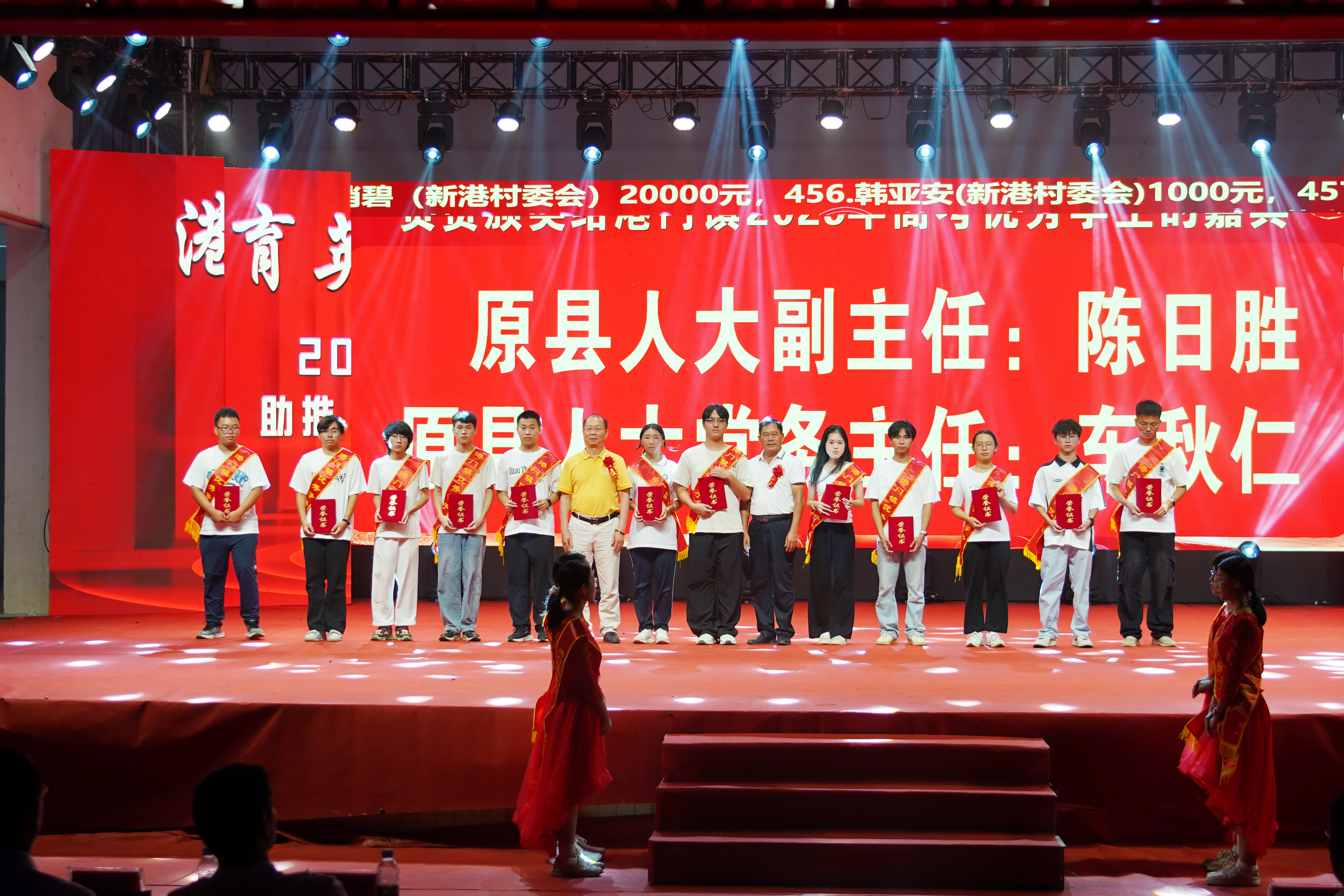 領導嘉賓為優秀大學生頒獎3.JPG