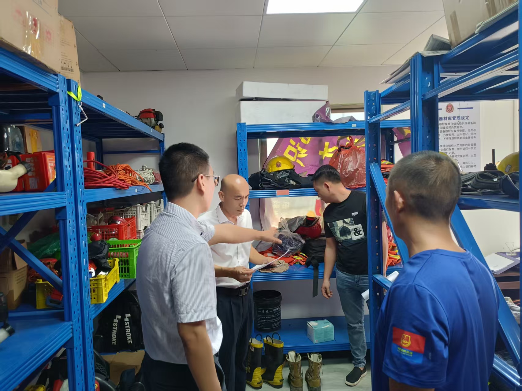 縣三防辦督導(dǎo)組到北坡鎮(zhèn)檢查應(yīng)急倉(cāng)庫(kù)物資儲(chǔ)備 情況.jpg