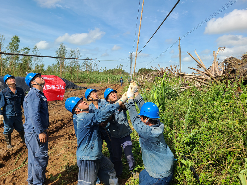 英德供電局馳援樂(lè)民鎮(zhèn) 風(fēng)雨無(wú)阻搶通“生命電”