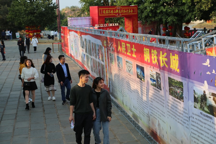 2020年春節(jié)期間制作了50米長正反兩面的國防教育宣傳板報(bào)在孔子文化城展覽3.JPG